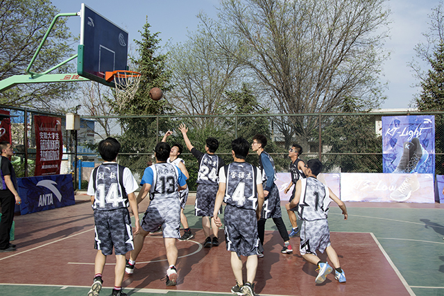 校男子篮球小组赛第四场比赛赛况速递